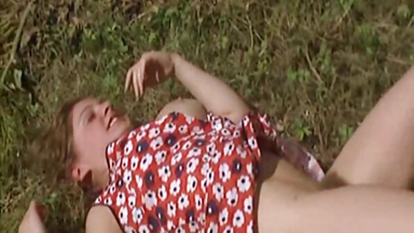 Tóc vàng Rossella phim sex cập nhật mới nhất Visconti trông tuyệt vời trong vớ và trên một vòi nước